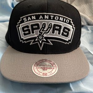 I’m selling this Spurs Mitchell & Ness SnapBack it’s black grey n white